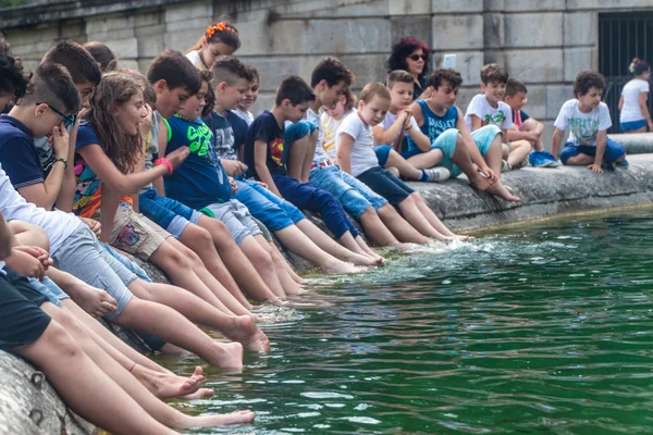 Children bath in a fountain Palazzo Reale grounds in Caserta — Stock Photo, Image