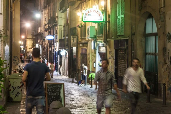 Ночной вид на улицу в историческом центре Неаполя — стоковое фото