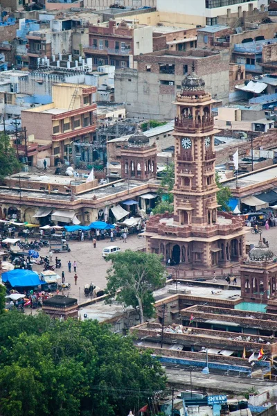 Dächer und Uhrturm in Jodhpur — Stockfoto