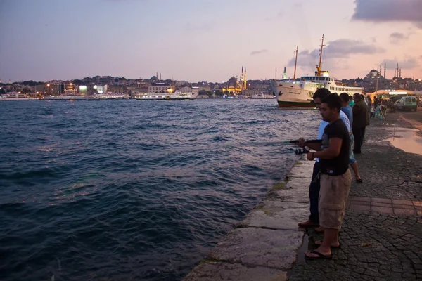 Vissers op zee kust van de Bosporus straat — Stockfoto