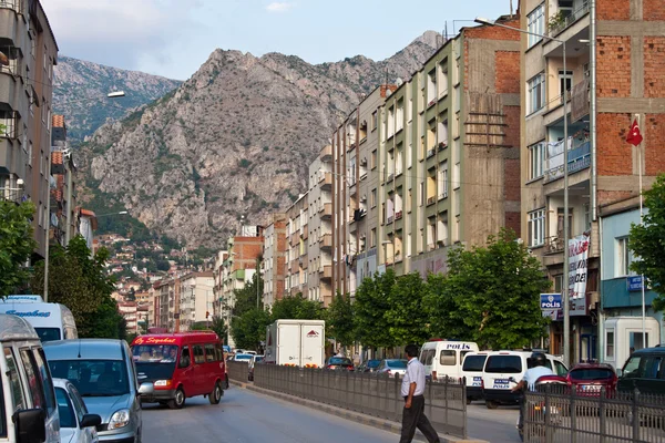 Verkeer op een hoofdweg in Amasya — Stockfoto