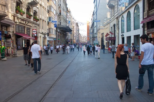 People walk on Istiklal Avenue — Stock Photo, Image