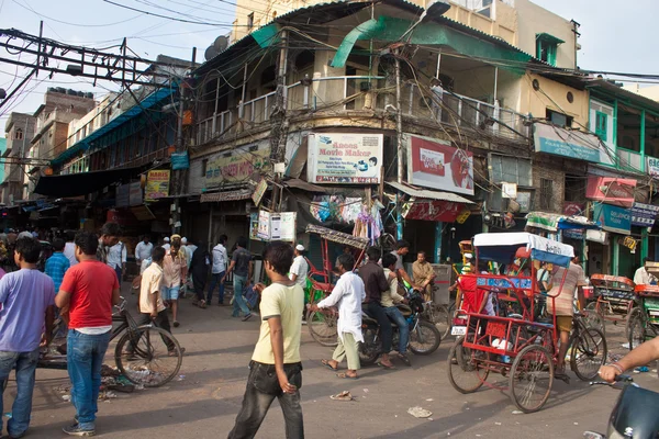 Verkeer op een straat in Old Delhi — Stockfoto