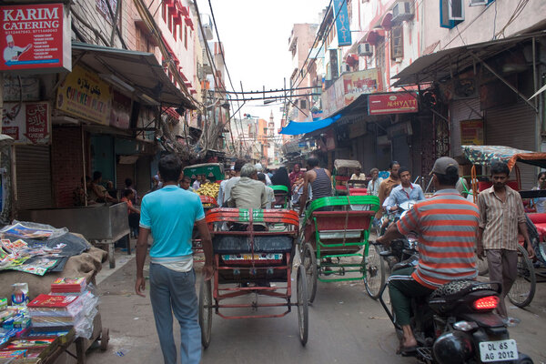 Движение на улице в Старом Дели
