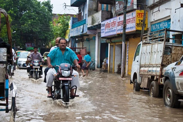 Flooded street in Varanasi — Stock Photo, Image
