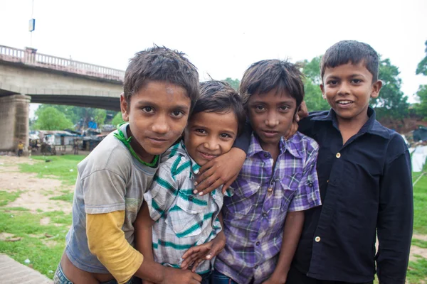 Mensen die leven in de sloppenwijk in Ahmedabad — Stockfoto