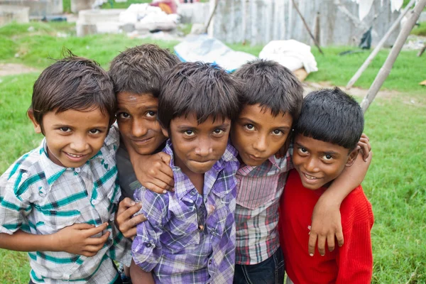 Mensen die leven in de sloppenwijk in Ahmedabad — Stockfoto