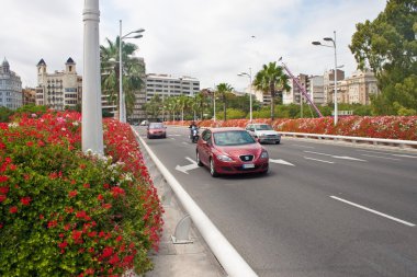 Valencia bir köprü üzerinde trafik