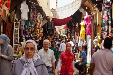 İnsanlar Fez sokak piyasada
