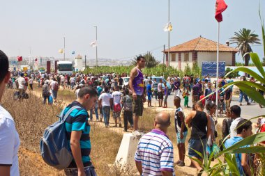 İnsanlar Asilah bir yolda yürümek