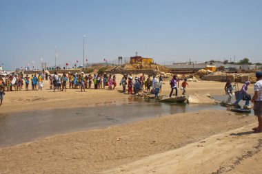 İnsanlar Asilah bir plajda yürüyüş