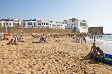İnsanlar Asilah bir plajda