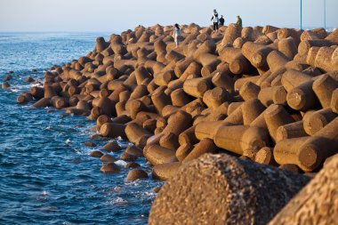 İnsanlar bir Atlantik kıyısında