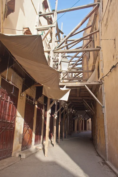 Smal straatje in medina van Fez — Stockfoto