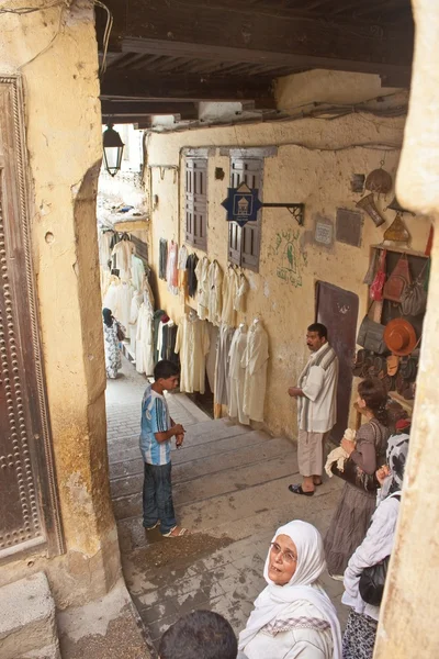 Gente en un mercado callejero en Fez —  Fotos de Stock