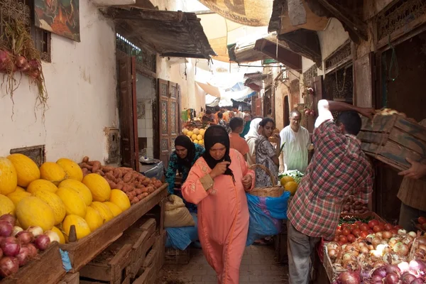 Narrow street in medina of Fez — Stock Photo, Image