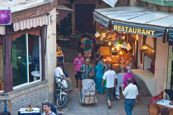 Calle en la vieja medina en Fez —  Fotos de Stock