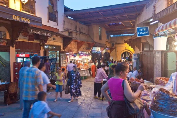 Calle en la vieja medina en Fez — Foto de Stock