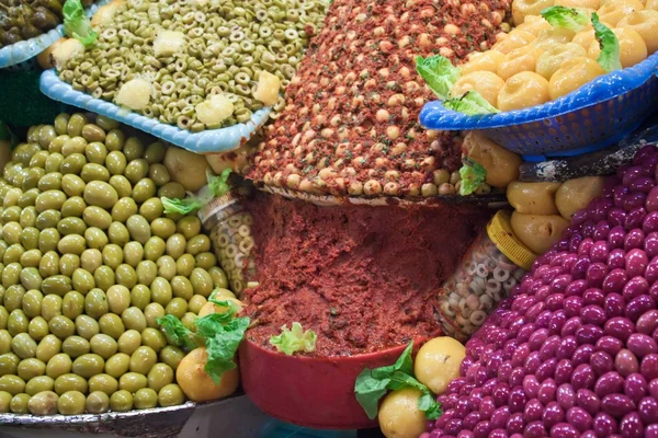 Puesto de aceitunas en un mercado — Foto de Stock