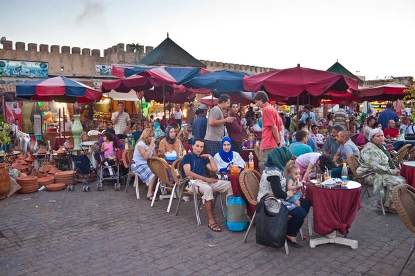 Les gens dans un restaurant à Meknès — Photo