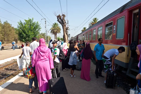 Ludzie na stacji kolejowej w Sidi Kacem — Zdjęcie stockowe