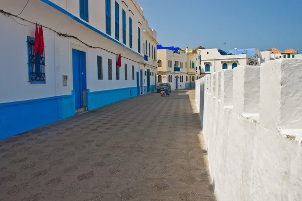 Narrow street in medina of Asilah — Stock Photo, Image