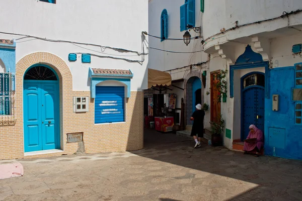 Människor i en medina i Asilah — Stockfoto