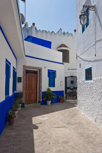 Narrow street in medina of Asilah — Stock Photo, Image