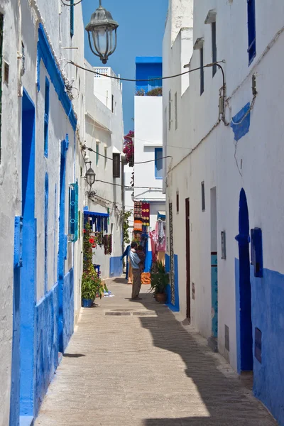 People in a narrow street of medina — Stock Photo, Image