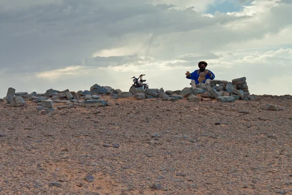 Berber man in a desert — Stock Photo, Image