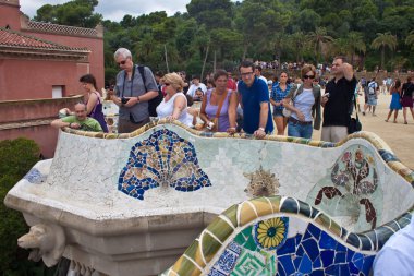 lachende model met haar krulspelden