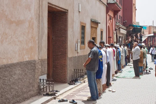 Homens muçulmanos oram em uma rua — Fotografia de Stock