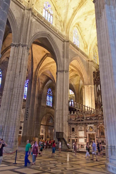 Innvendig i katedralen i Sevilla – stockfoto