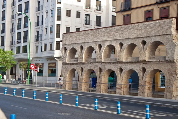 Ancient aqueduct in center of Seville — Stock Photo, Image