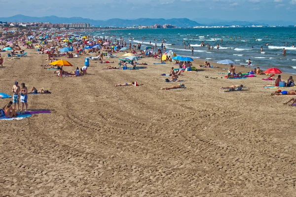 Les gens sur une plage à Valence — Photo
