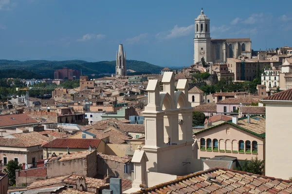 Střechy Girona s katedrálou — Stock fotografie
