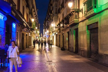 Bir sokakta insanlar yürüyüş