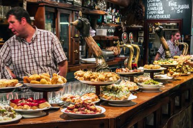 Bar geleneksel pinchos ile