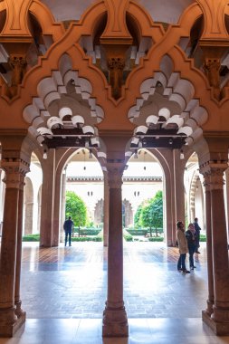 İnsanlar Aljaferia Sarayı ziyaret