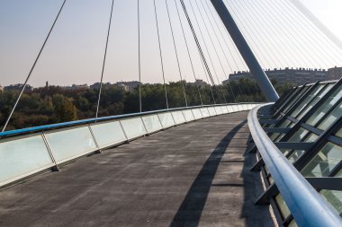 Ebro Nehri'nin üzerinde yaya köprüsü