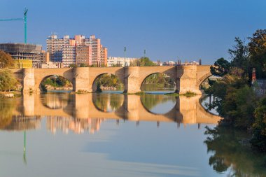 taş köprü: Zaragoza