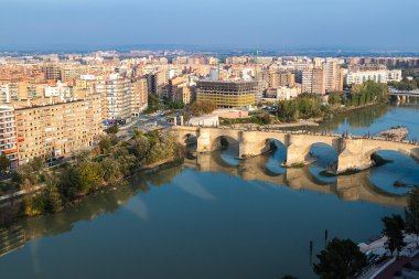 taş köprü: Zaragoza