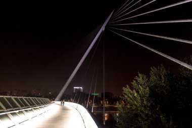 Ebro Nehri'nin üzerinde yaya köprüsü