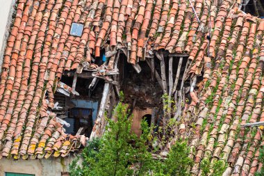 Görünüm kırık bir çatı