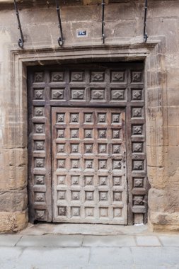 eski bir evin kapısını