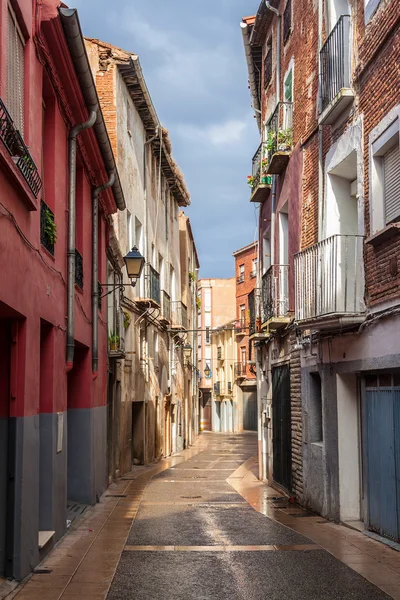 Úzká ulička ve městě Calahorra — Stock fotografie