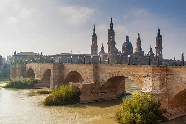 Steinbrücke und Basilika — Stockfoto