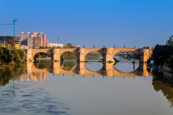 Каменный мост в Сарагосе — стоковое фото