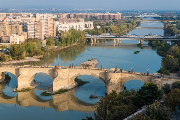 Stenen brug in zaragoza — Stockfoto