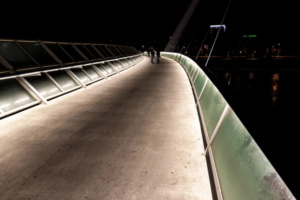 Fußgängerbrücke über den Fluss ebro — Stockfoto